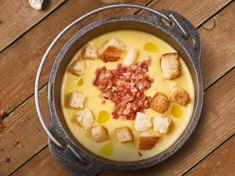 Суп пюре с беконом и сливками. Суп пюре картофельный с беконом. сырный суп пюре с беконом. картофельный крем суп с беконом. гороховый крем суп с беконом.
