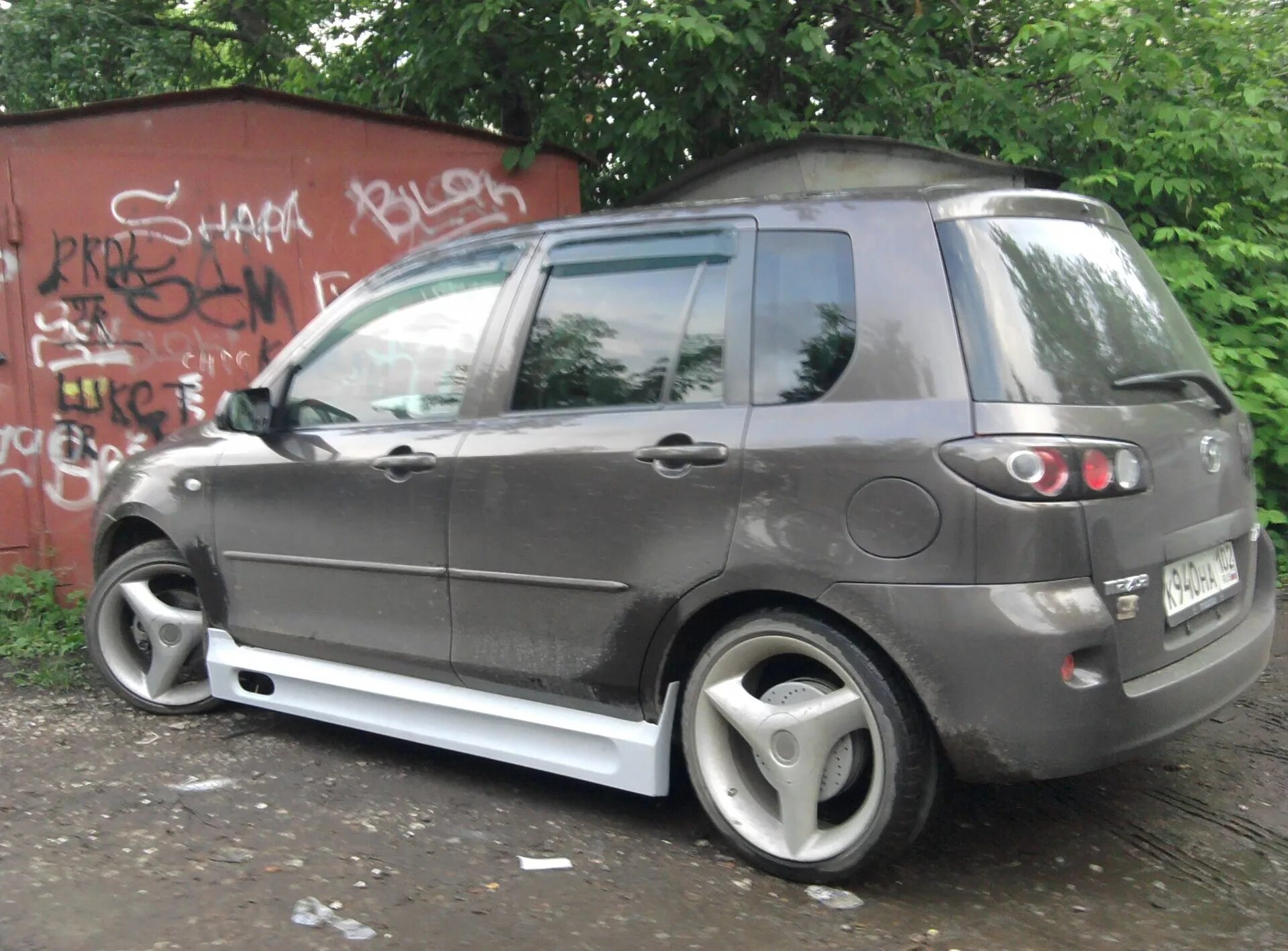 Штампованные арки на mazda demio dw3w. Ремкомплект арок мазда демио dy3w. Mazda demio 2002 арки задние. Расширители арок мазда демио. Арки на мазда демио.
