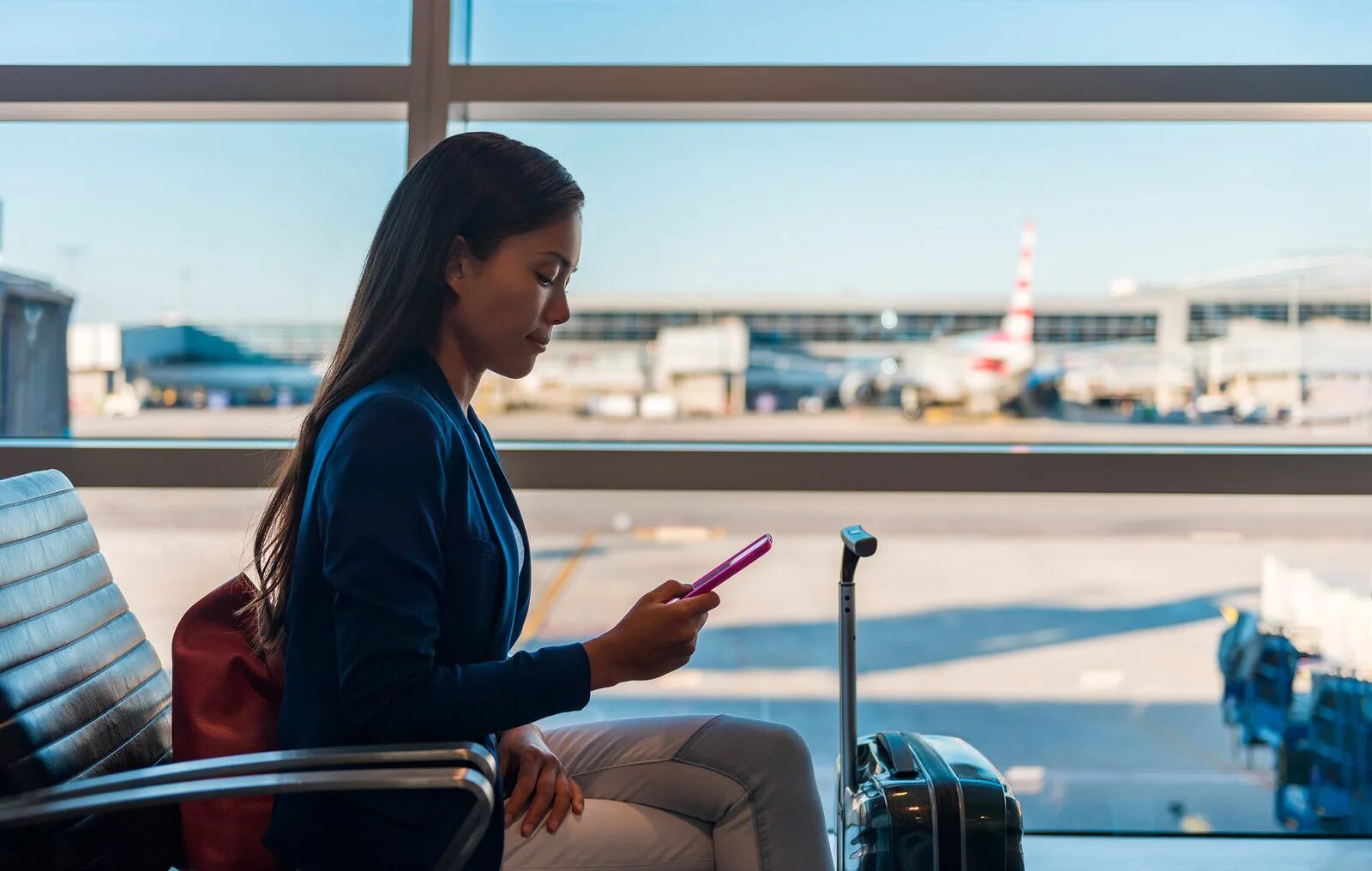 Спешить на самолет. Бежит с чемоданом. Девушка в аэропорту. Мужчина с чемоданом в аэропорту. Люди с чемоданами в аэропорту.