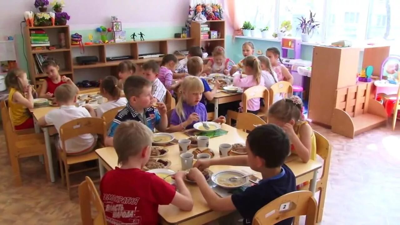 Обед детей в детском саду. Завтрак в детском саду. Завтрак детей в детском саду. Дети обедают в детском саду.