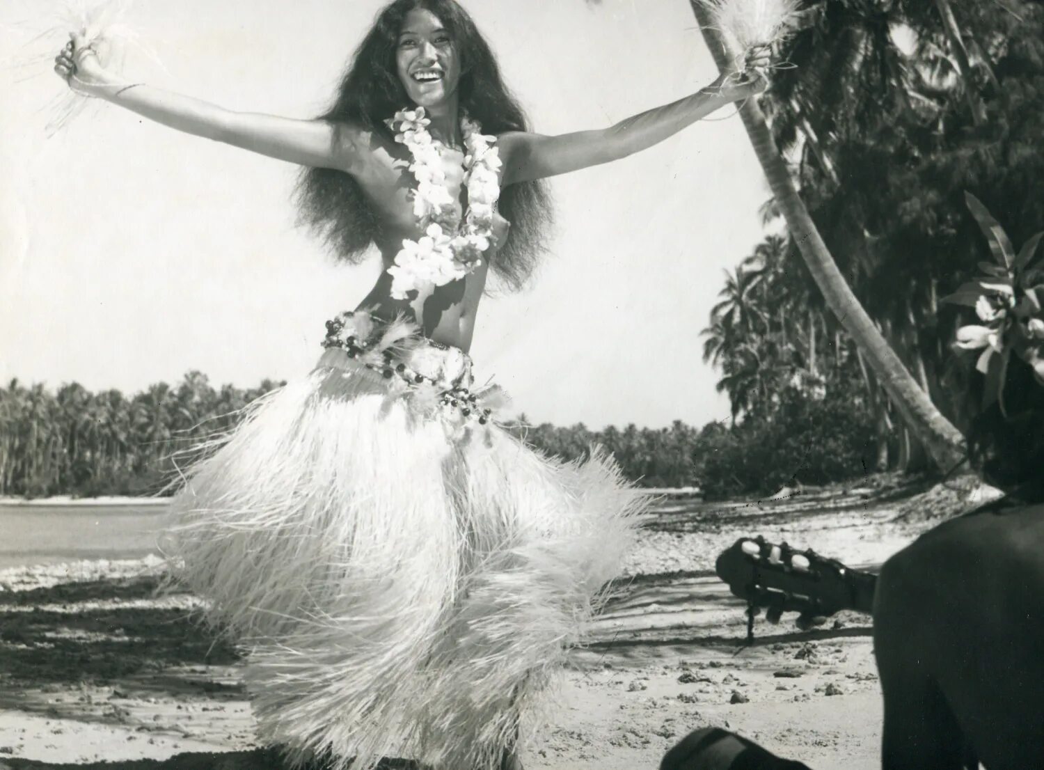 Таитянский танец. Гавайцы 19 век. Танцовщица Таити. Таитянские танцы. Красивые таитянки.