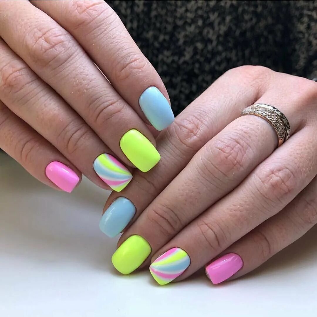 Идеи летнего маникюра. Яркий маникюр. Разноцветные ногти. Красивые яркие ногти. Яркие разноцветные ногти.