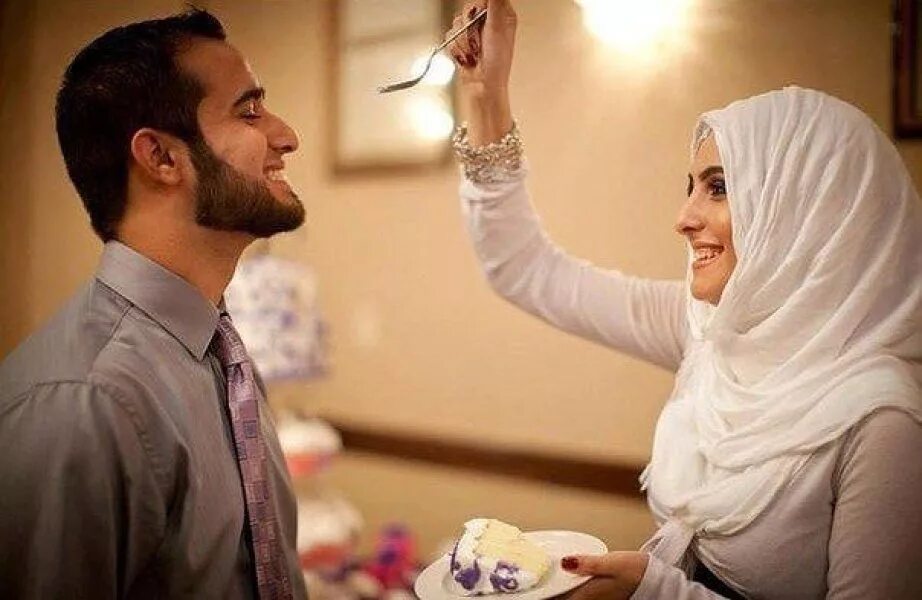 Общаюсь с мусульманином. Мусульманская семья. Мусульманка с мужем. Отношение мужа к жене в Исламе. Муж и жена мусульмане.