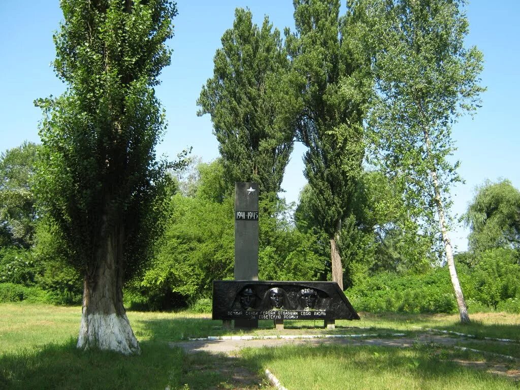 Майский кбр. Город Майский Кабардино-Балкария. Майский КБР достопримечательности. Монумент славы Майский КБР. Пушкинский дуб Майский КБР.