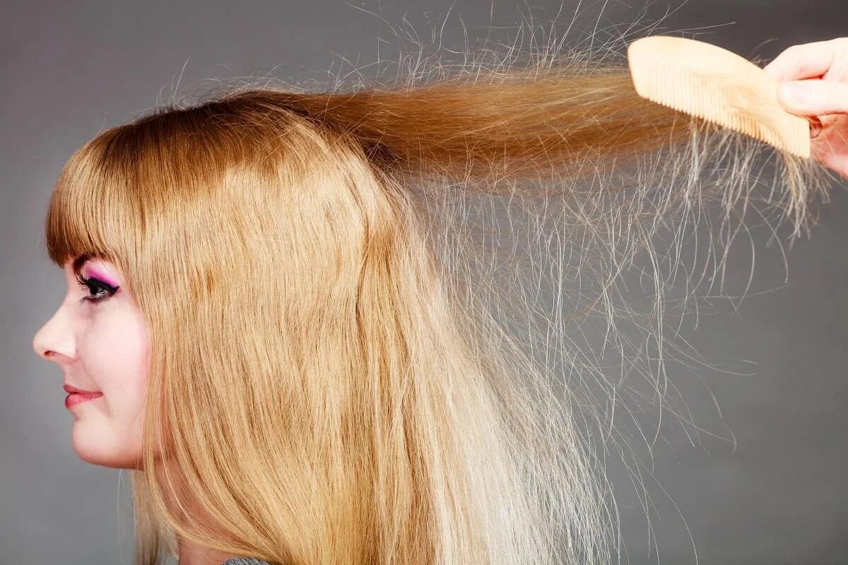 У верных женщин волосы всегда. Волосы электризуются. Электризация волос. Статическое электричество волосы. Расческа для волос.