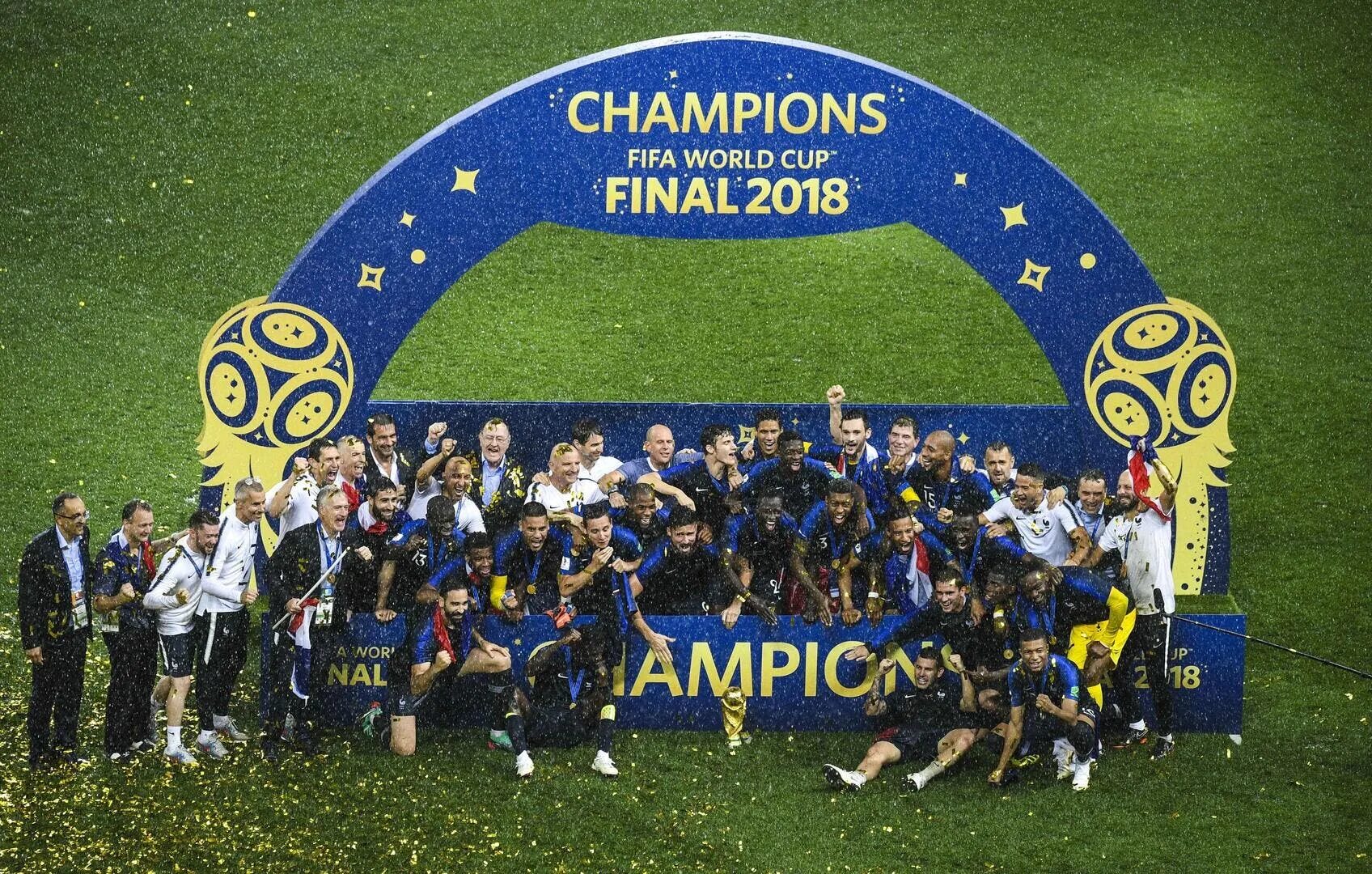 Победитель футбола 2018. Награждение футбол. победители чм по футболу 2018.