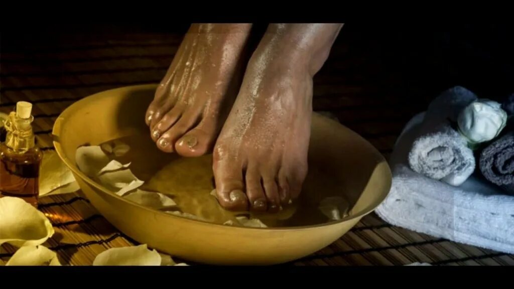 Foot bathing. Ноги в тазу. Горчичные ванночки для ног. Ванночка для ног с травами.