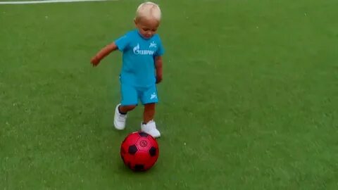 Лев играет в футбол