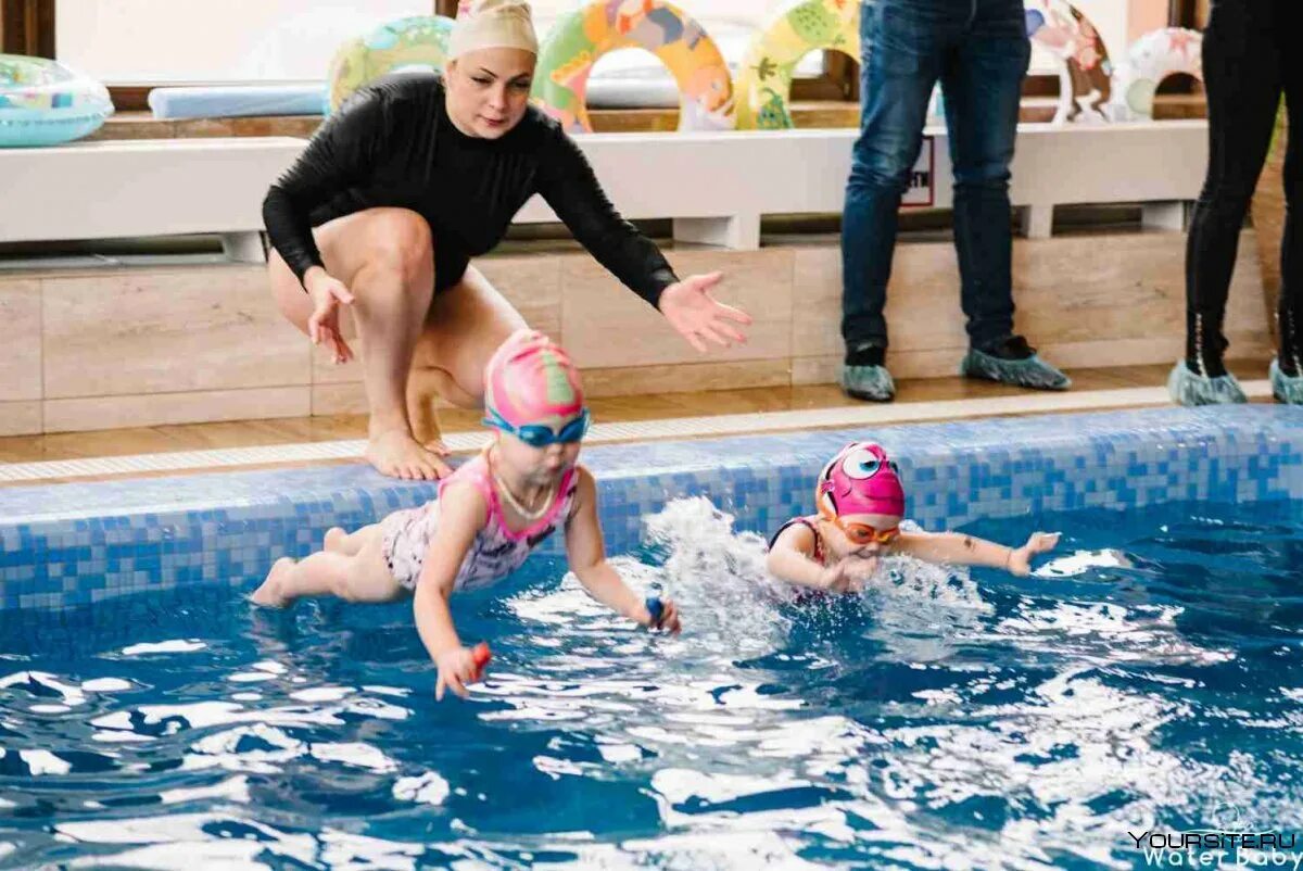 Занятия в бассейне для детей. Дети в бассейне. Занятия плаванием для детей. Занятие плаванием в бассейне для детей. Занятие обучение плаванию