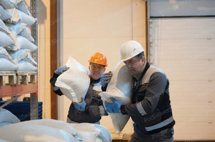 Грузчики. Грузчик экспедитор. Разгрузка стройматериалов грузчиками. Груженый автомобиль. Вывоз строительного мусора камаз.