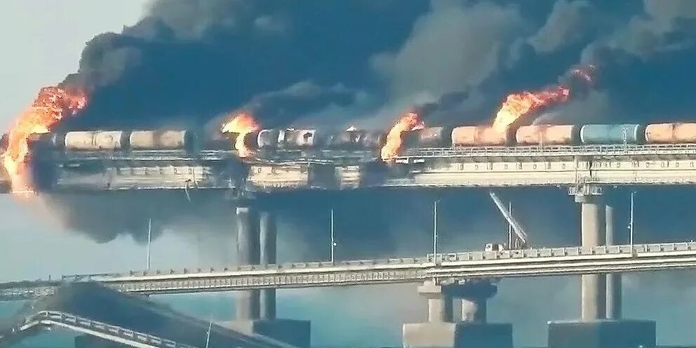 Горящий крымский мост. Загорелся Крымский мост. Взрыв моста в Крыму. Взрыв Керченского моста.