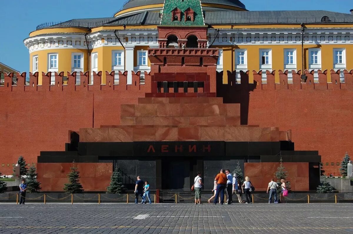 Кремлевские ленин. Мавзолей в.и Ленина на красной площади в Москве. Ленин на красной площади в мавзолее. Ленин в Кремле в мавзолее. Московский Кремль мавзолей.