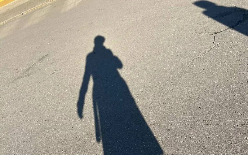 Изломанные тени людей. Не оставив даже тени. Не полагайтесь слишком сильно. Даже ваша собственная тень покидает вас когда вы в темноте. Не оставив даже тени.