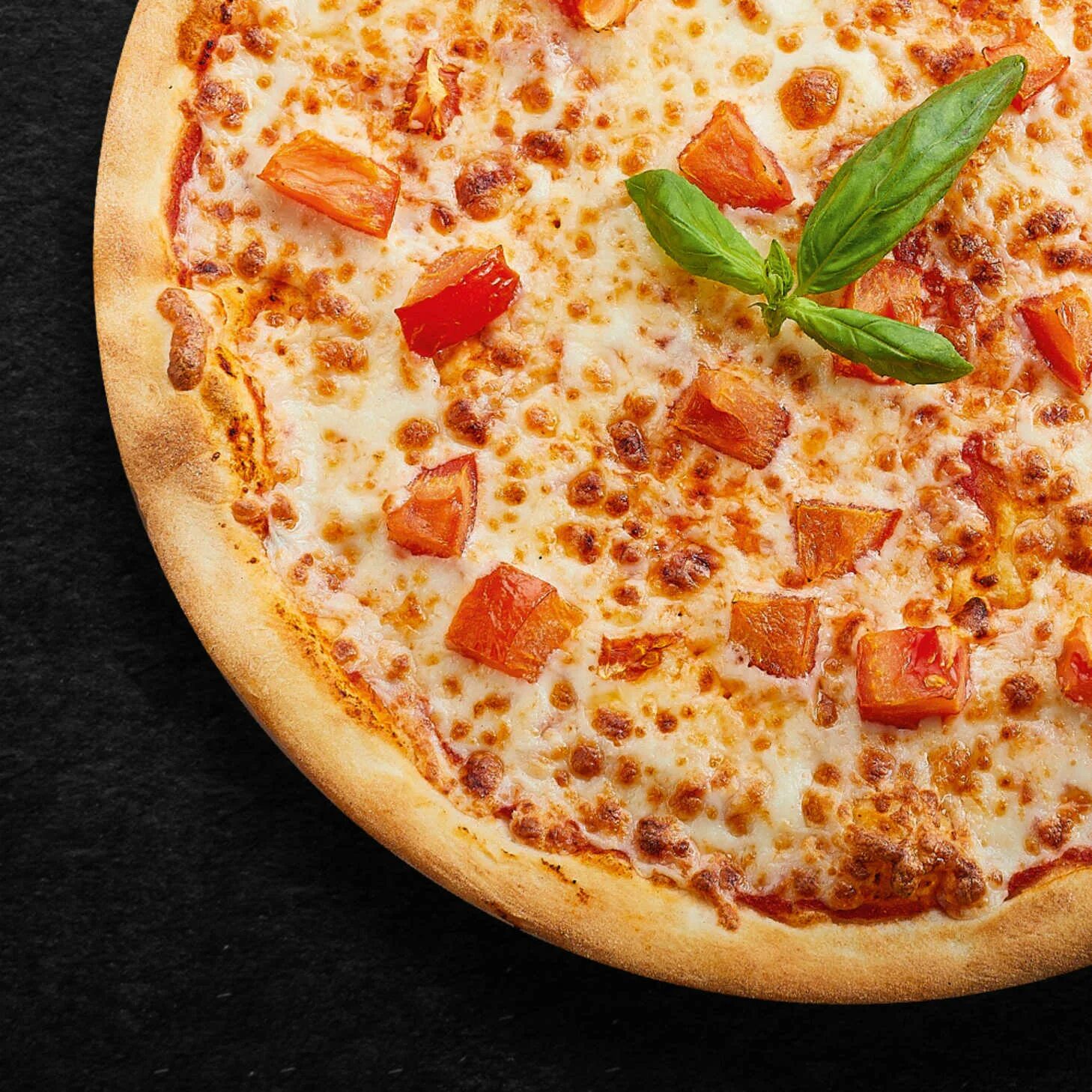 Пицца моцарелла. Пицца Маргарита моцарелла. Пицца Маргарита (сыр, қызанақ). Моцарелла для пиццы. Итальянская пицца на тонком тесте.