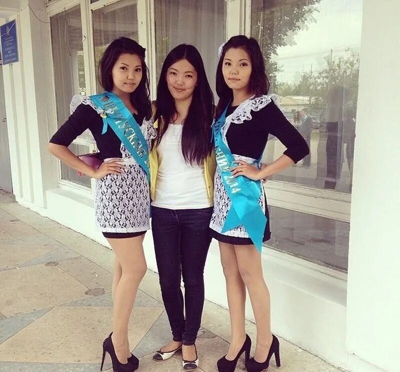 Кыздар тараз. Красивые казашки. Кыргызская девочка. Киргизские девушки в школе. Красивые казахские девушки.