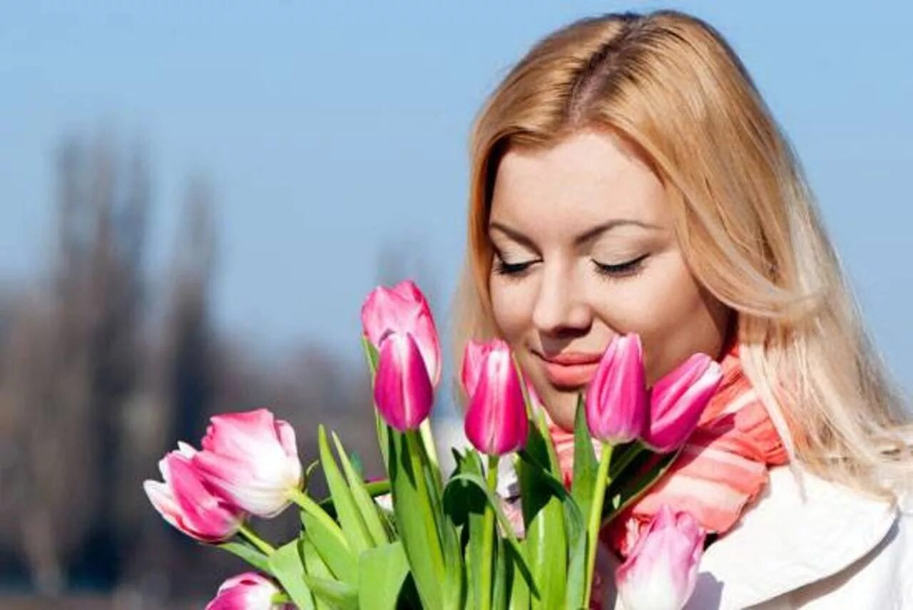 Цвета международного женского дня. Девушка с весенними цветами. Женщина с тюльпанами. Девушка с букетом тюльпанов. Счастливая женщина с цветами.