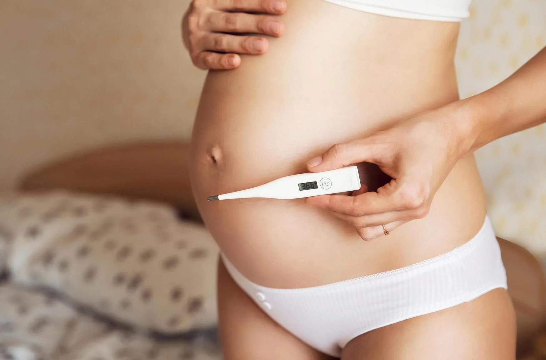 Градусник беременности. Измерение температуры у беременных. Тела у биремины. Температура у беременной картинки.