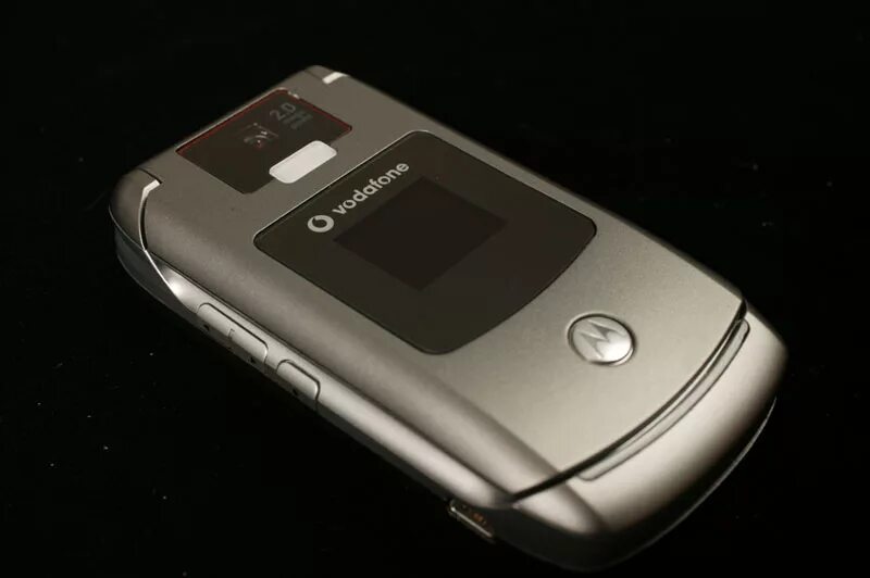 Телефон нова 19. RAZR v3x. Motorola RAZR v3. Motorola RAZR v3 новый. Motorola RAZR v3x 2002.