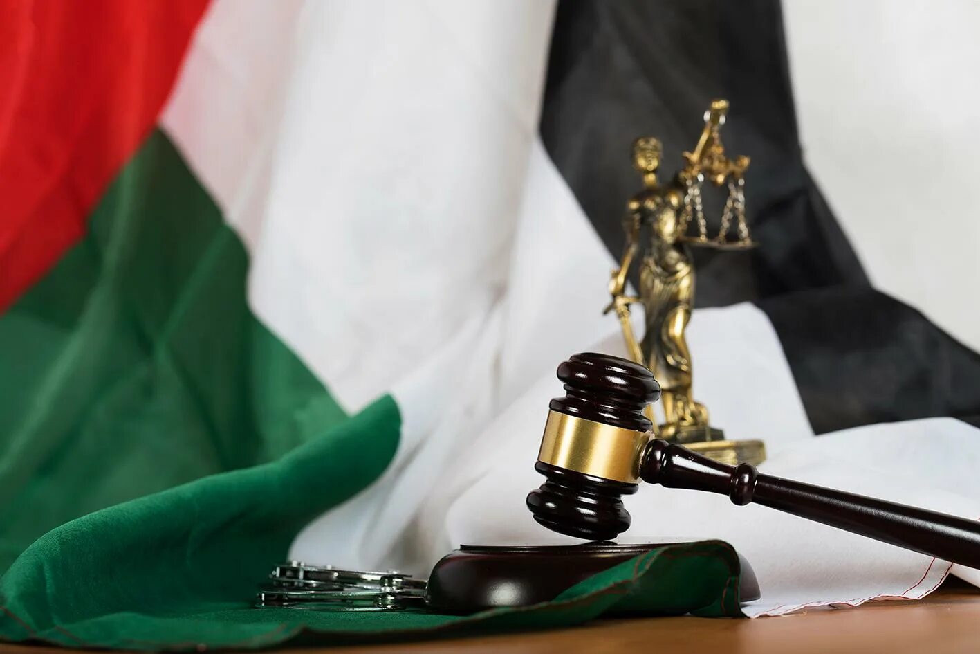 Uae law. Судьи в ОАЭ. ОАЭ право. Судейский молоток и наручники. Lawyers in the UAE.