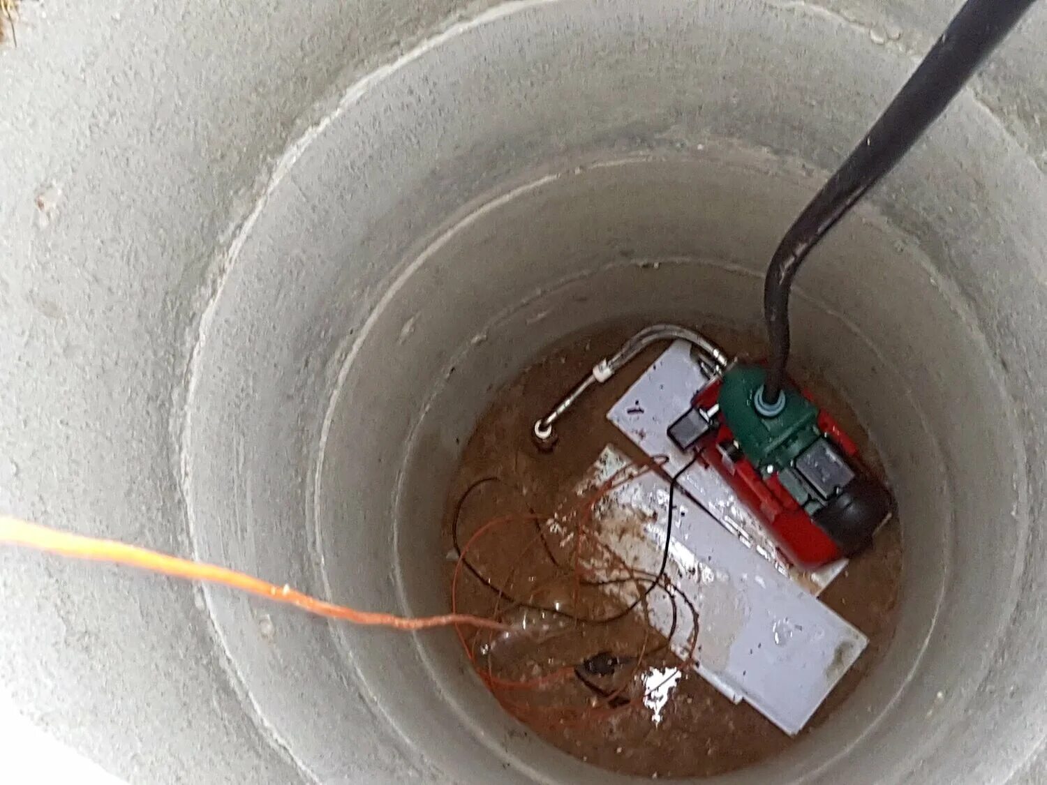 водопровод скважина. скважина на воду на участке. скважина 4 метра. абиссинская скважина что это такое плюсы и минусы. что такое абиссинская скважина на воду.