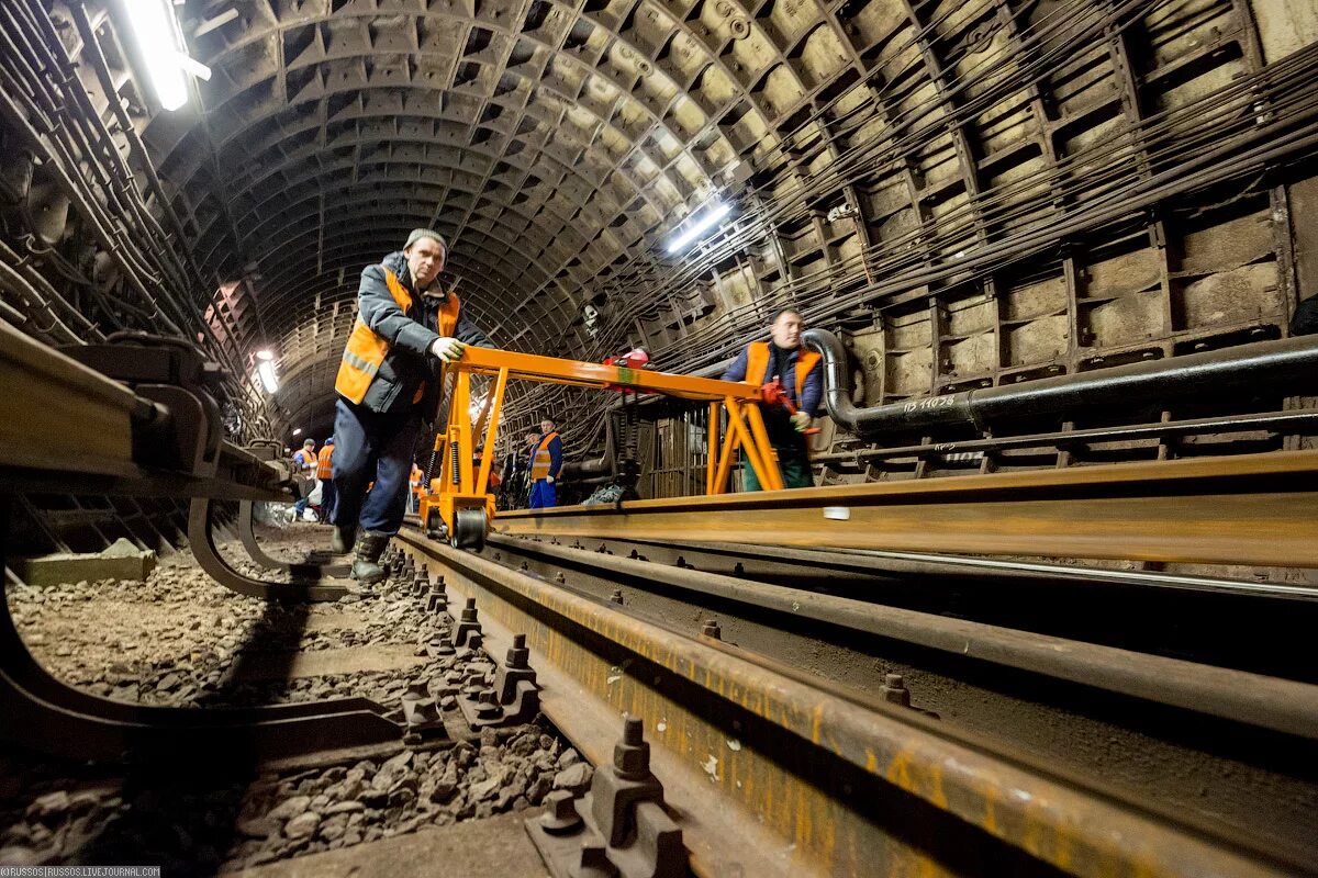 рельсовые пути в шахтах. подуклонка рельсов метро. рельсовые пути в шахтах. служба сцб московского метрополитена. электровоз в шахте.