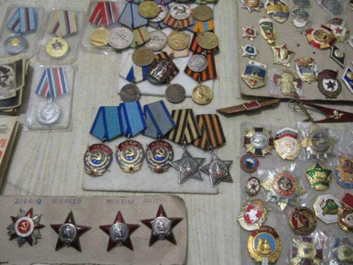 Вернисаж измайловский парк блошиный рынок ордена медали. Награды на блошином рынке. Афганские ордена и медали. Юбилейные медали чувашской республики. Продать медали.