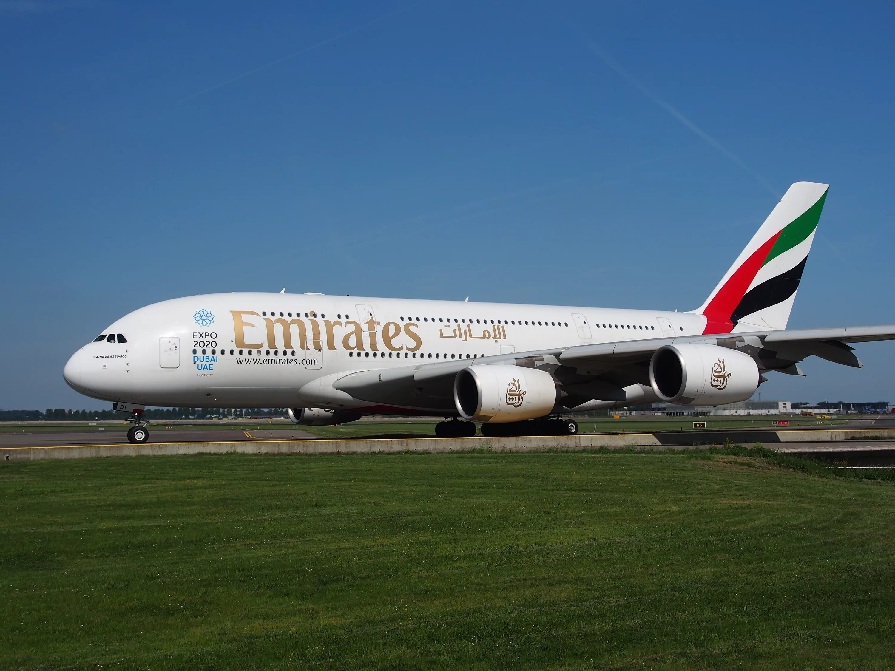 Значение слова аэробус. Самолёт Airbus a380. A380 Emirates. Самолет Emirates a380. Аэробус а380 Дубай.