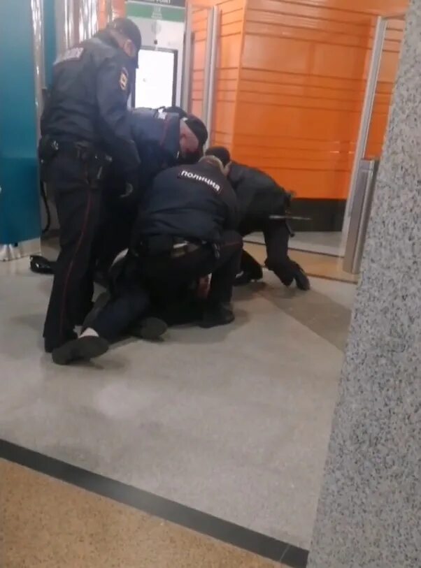 Задержание полицейские в масках. Полиция задержала в метро. Полиция в метро Петербурга. Задержание парня в метро. В петербурге задержали мужчину