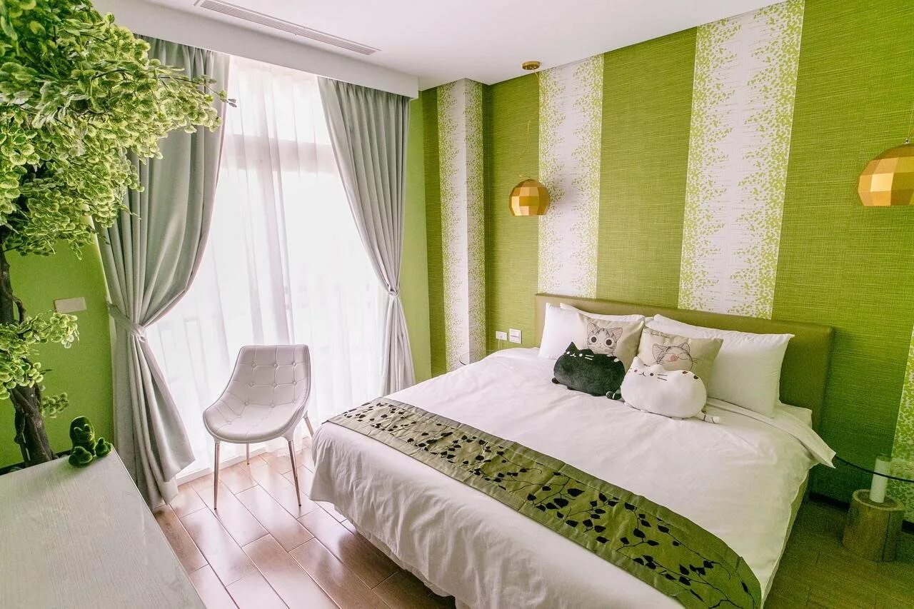 Обои для маленькой комнате фото. Спальня в зеленом цвете. Спальня в Земляном цвете. Интерьер спальни в зеленом цвете. Спальня в салатовых тонах.