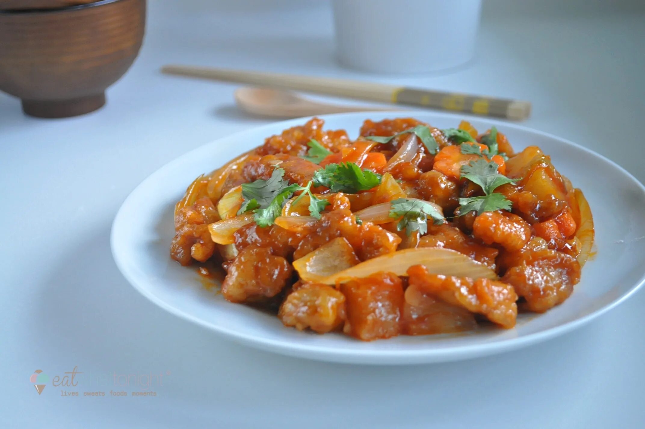 Sweet and sour. Pork in Sour-Sweet Sauce. Свинина Свит Чили. Sweet and Sour Pork. Свинина в соусе Якибута.