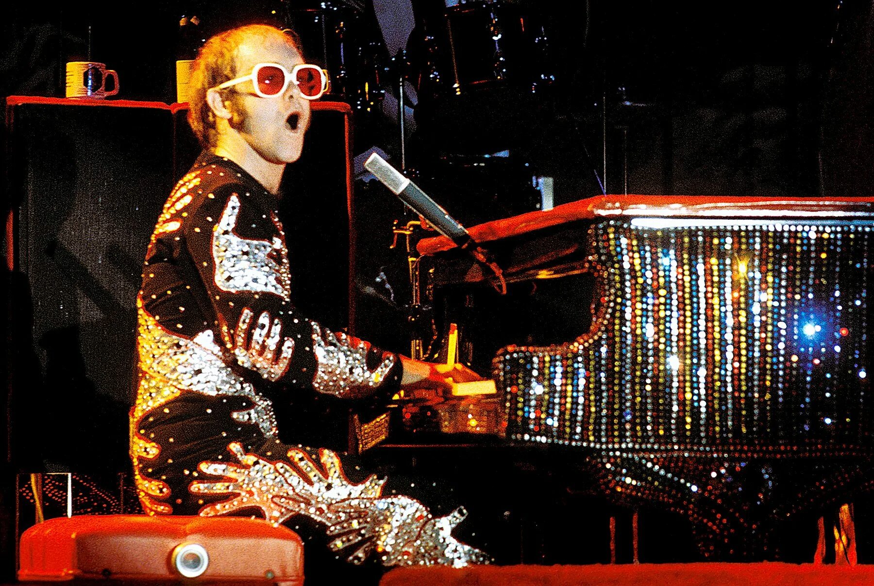 Elton john rock. Elton John. Элтон Джон Concert 1975. Elton John Элтон Джон 1970. Элтон Джон 1970s.