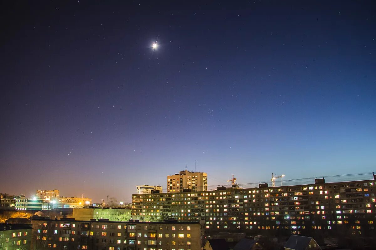ночное небо в городе. звездное небо в городе. ночное небо в городе. звездное небо над городом. звездное небо в городе.