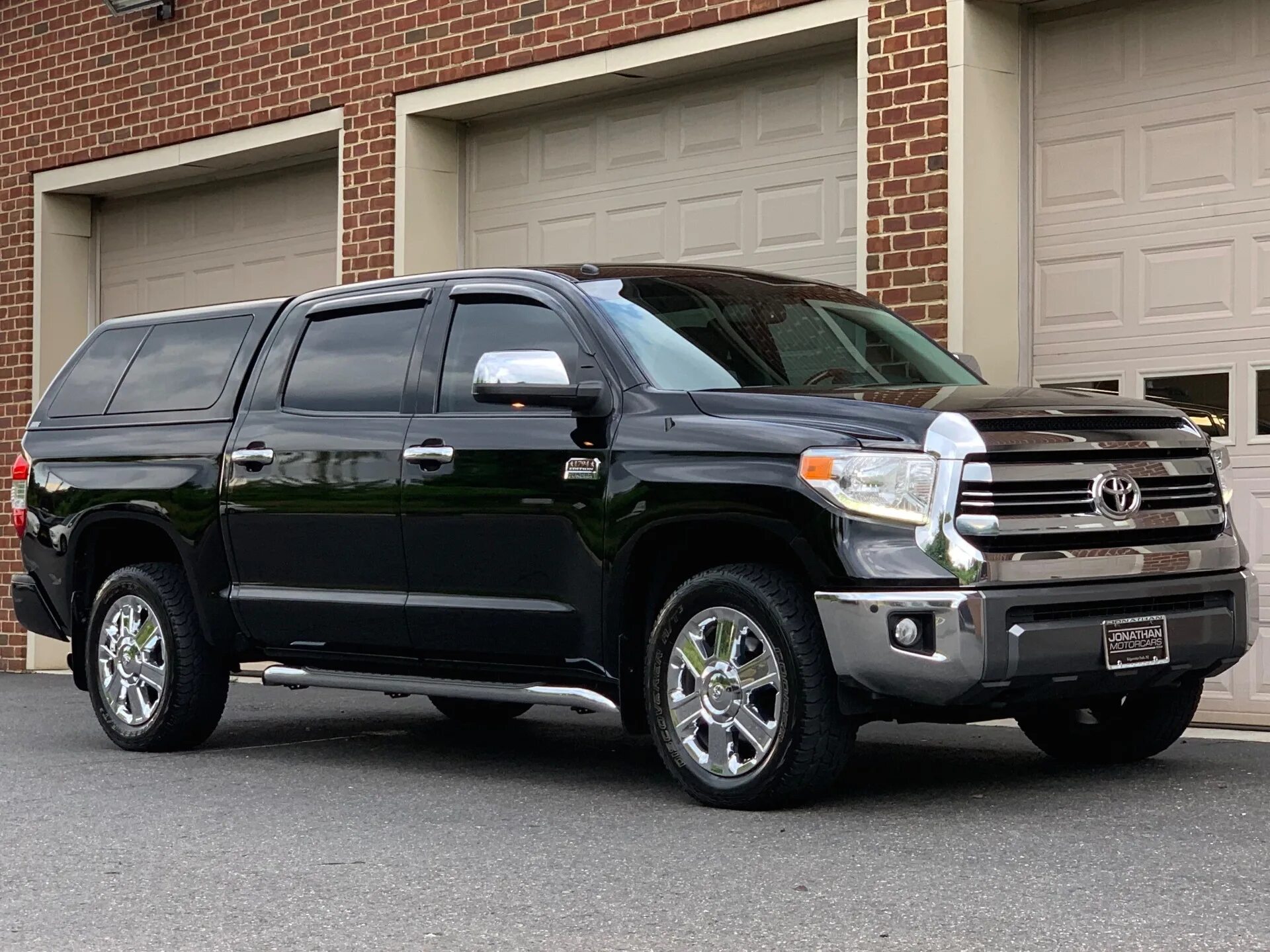 Тундра стоит. Toyota tundra. тойота тундра семиместная.