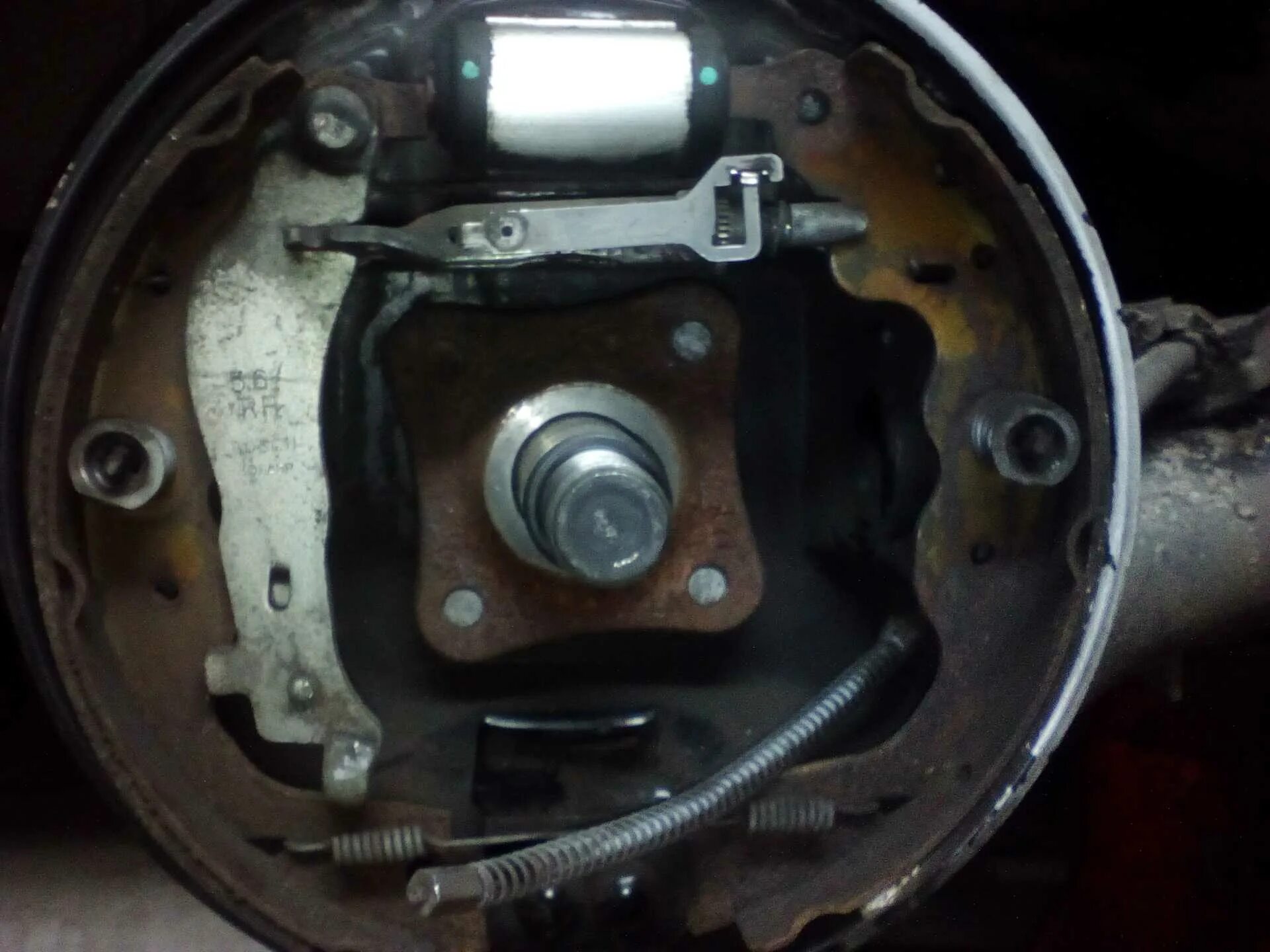 износ задних колодок лада гранта. Hyundai starex индикатор износа тормозных колодок. изношенные задние колодки ваз 2121. изношенные задние барабанные колодки ваз. неравномерный износ тормозной колодки.