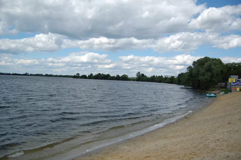 Пляжный клуб куба тюмень. Сарайская гостиница ольхон. Балаково атмосфера на волге. Турбаза атмосфера балаково. Семейный пляж аксай.