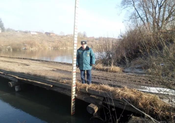 Гидропост на реке. Мониторинг уровня воды в реках. Меряет уровень воды. Затопленные мосты в Одоевском районе Тульской области. Гидропост тамбов