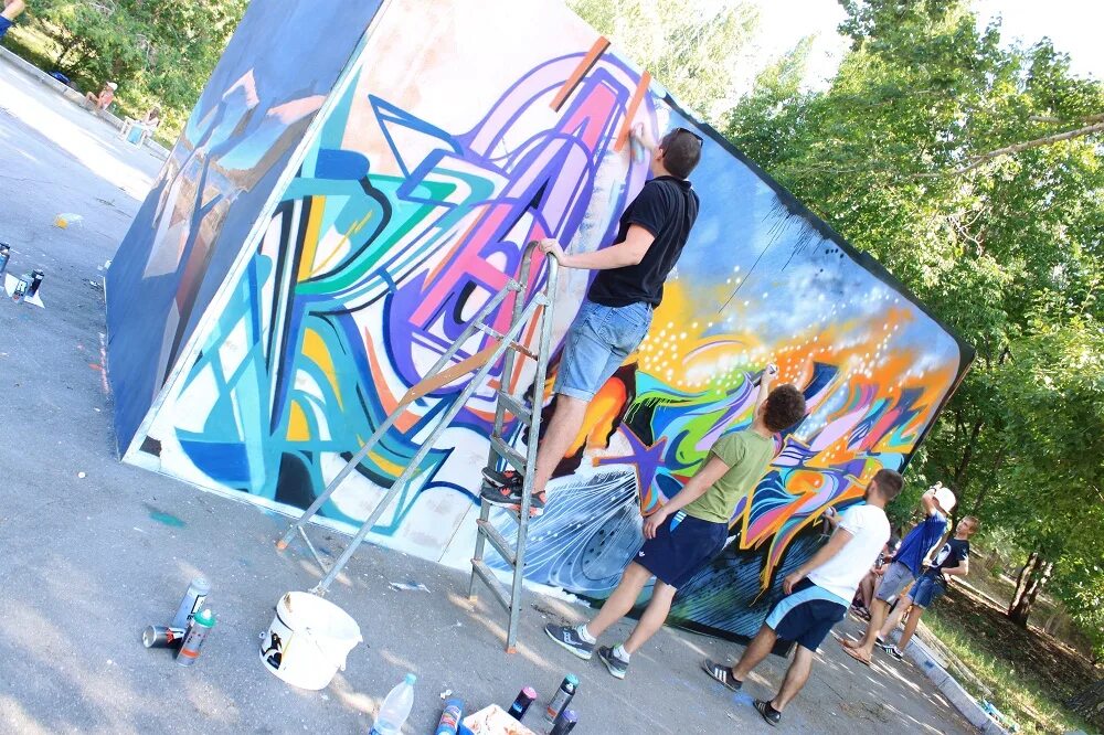 Граффити площадка. Граффити площадка. Граффити площадка. Скейт парк адлер бестужева. Граффити детские площадки.