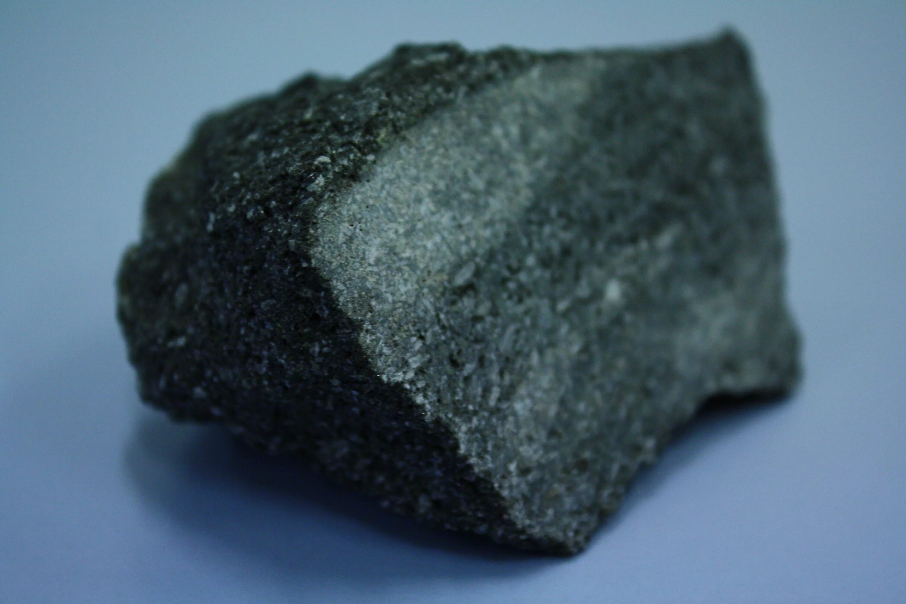 Базальт это минерал. Андезит минерал. Андезит дацит. Андезит Горная порода. Камень андезит базальта что это.