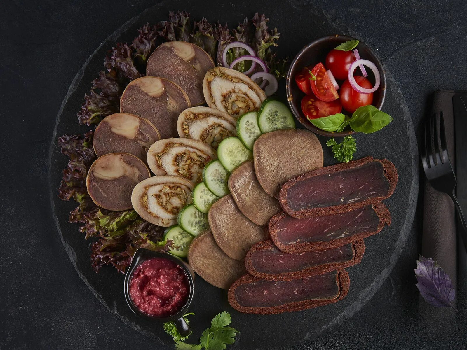 Казы меню. Казы меню. Мясная нарезка вид сверху. Холодные закуски мясное ассорти. Казы меню.