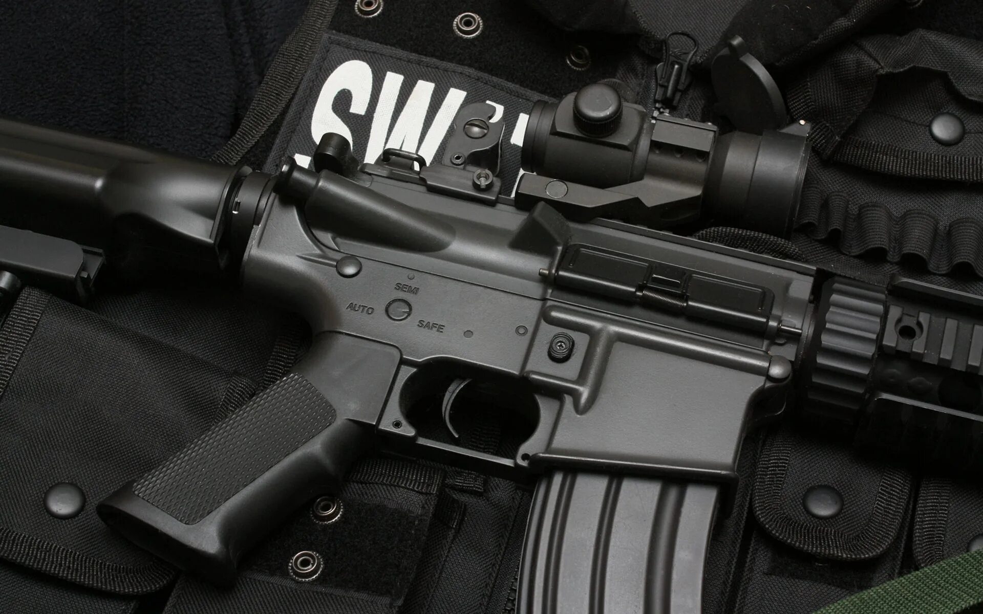 Swat weapon. Спецназ fbi swat оружие. Swat weapon. Полиция сша сват. Спецназовец swat.