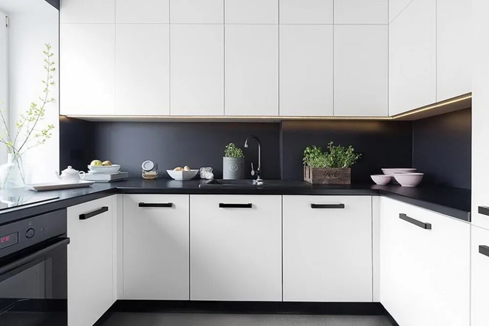 Кухня с деревянной столешницей. Нежно розовая кухня в интерьере. Кухни стильные современные. Фартук п образный. П-образный кухонный гарнитур.