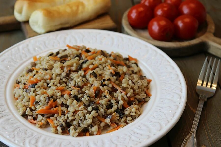 Плов с грибами шампиньонами на сковороде. Плов из перловки с грибами. Плов из перловки с шампиньонами. Плов из перловой крупы с грибами. Перловка с грибами и мясом.