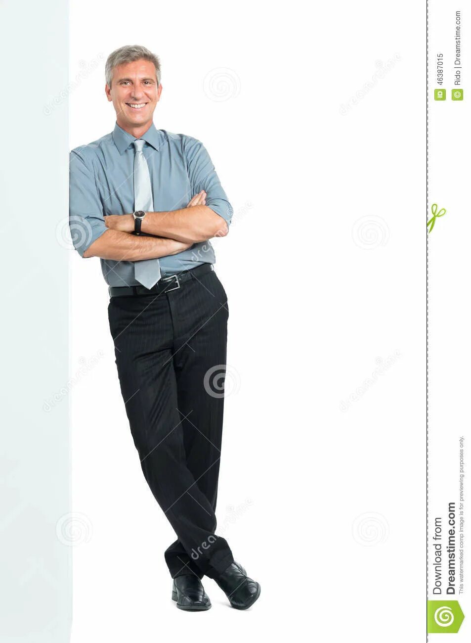 Человек поставил ногу на стул. Стоит опираясь на ногу. Стоящий человек. Мужские позы для фотосессии. Парень облокотился на сиегу.