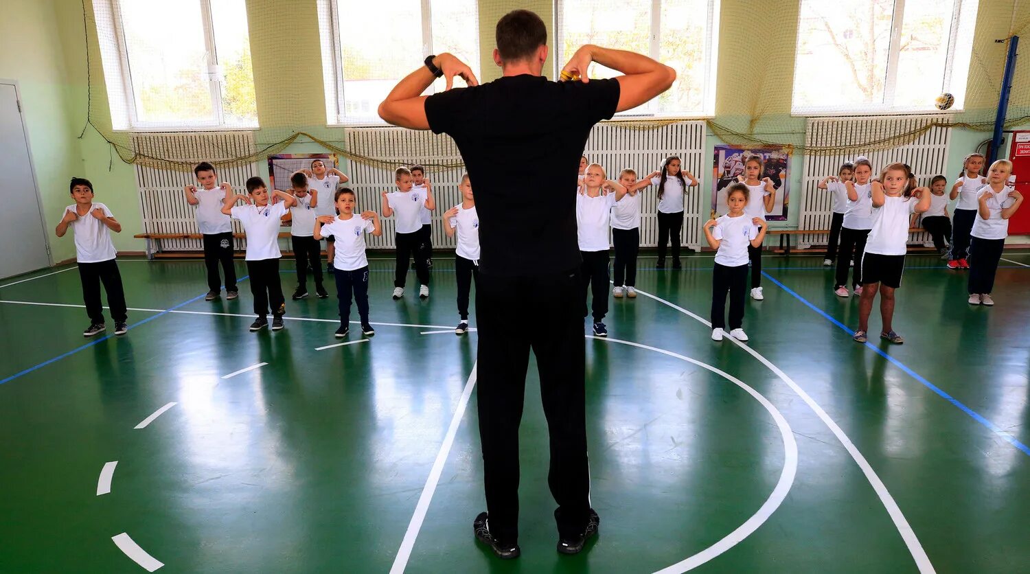 Два класса на уроке физкультуры. Два класса на уроке физкультуры