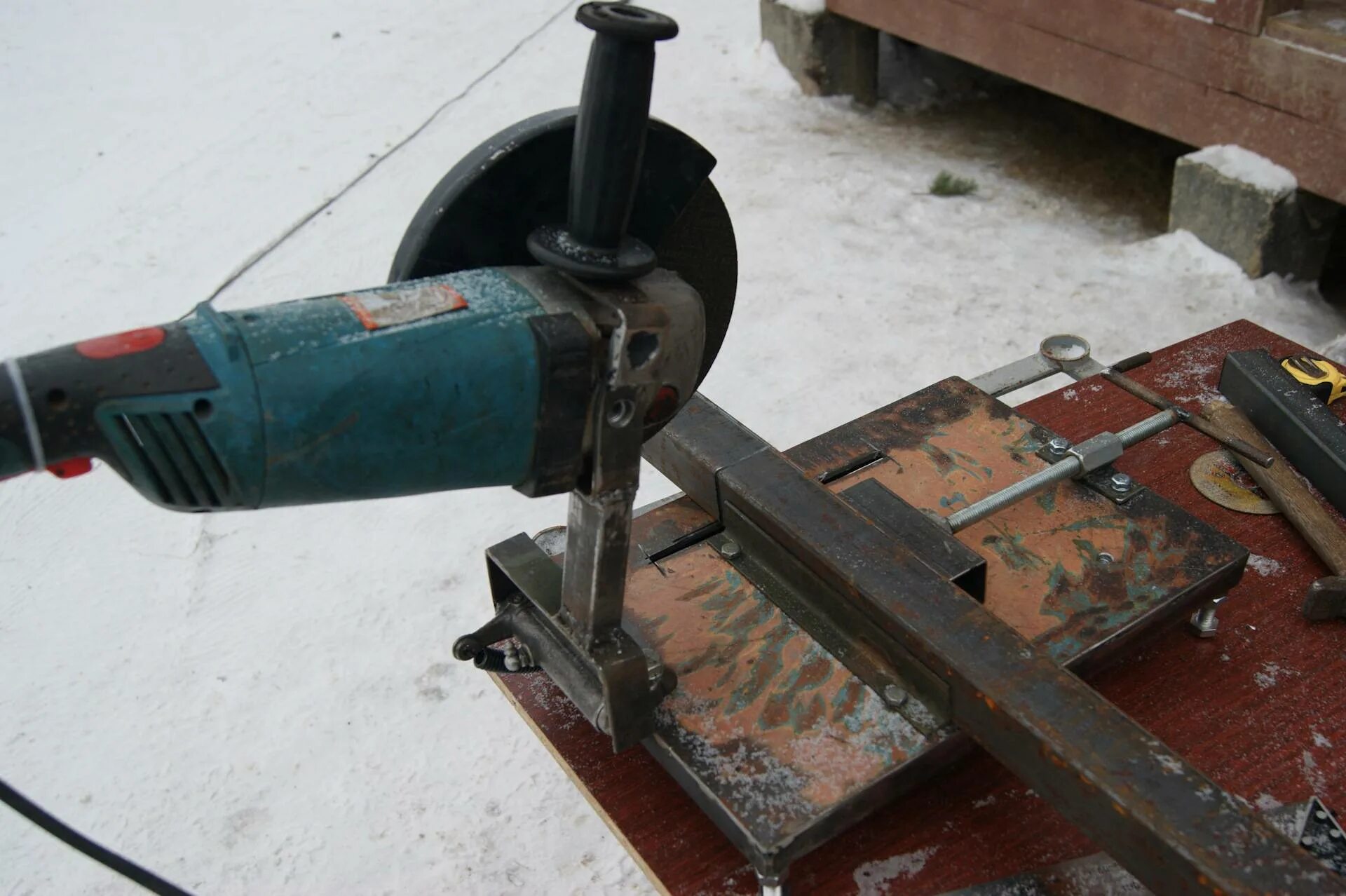 Отрезной станок из болгарки интерскол. Отрезной станок из болгарки и дверной петли. Приспособления для болгарки своими руками. Приспособления для болгарки своими руками. Станок из болгарки.