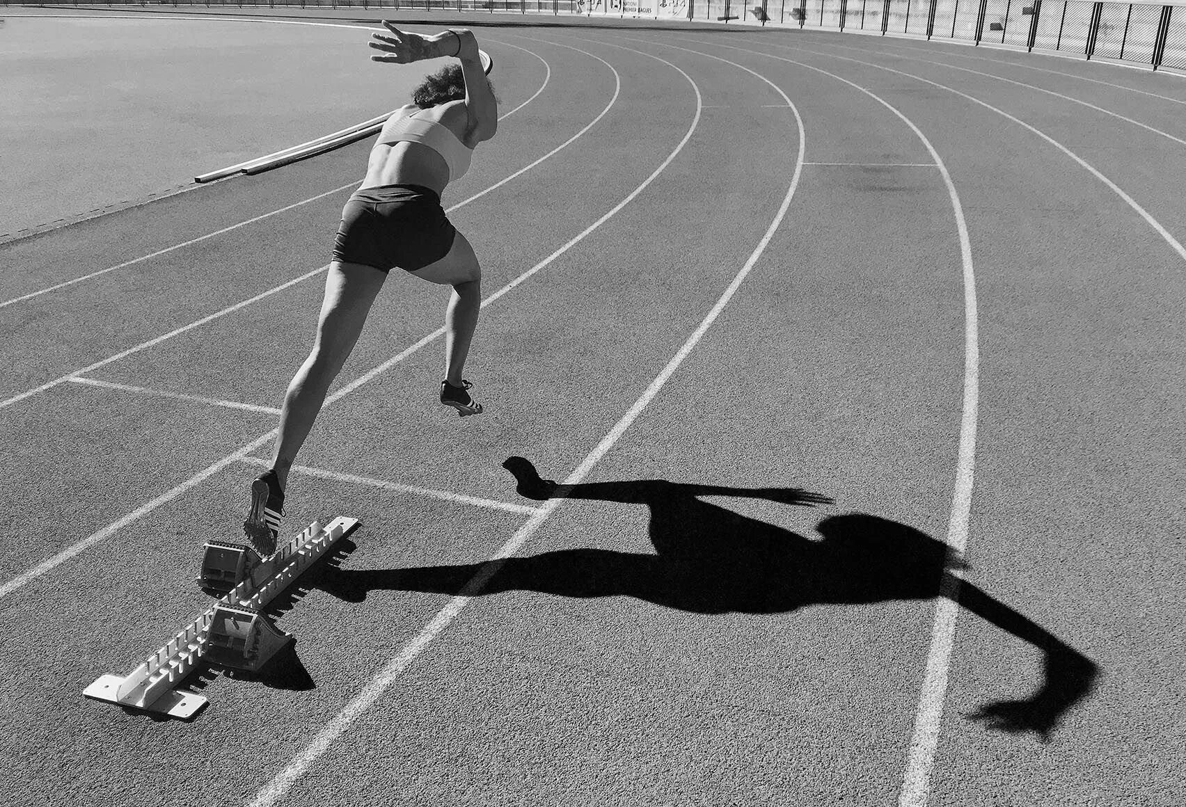Спорт легкая атлетика. Девушка бежит. Легкая атлетика бег. Эстетика спорта легкая атлетика.