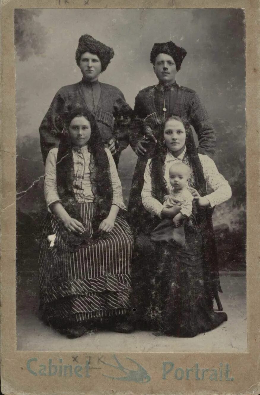 Изображены две фотографии. Семья Казаков 19 век. Семья донских Казаков. Казачьи семьи 19 века. Терские казаки семья.