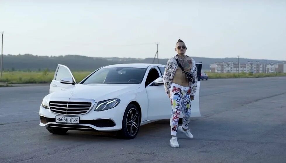 Ездила слушать. Моргенштерн Мерседес. Моргенштерн Mercedes e200. Мерседес Бенц е200 Моргенштерн. Мерседес МОРГЕНШТЕРНА 2021.