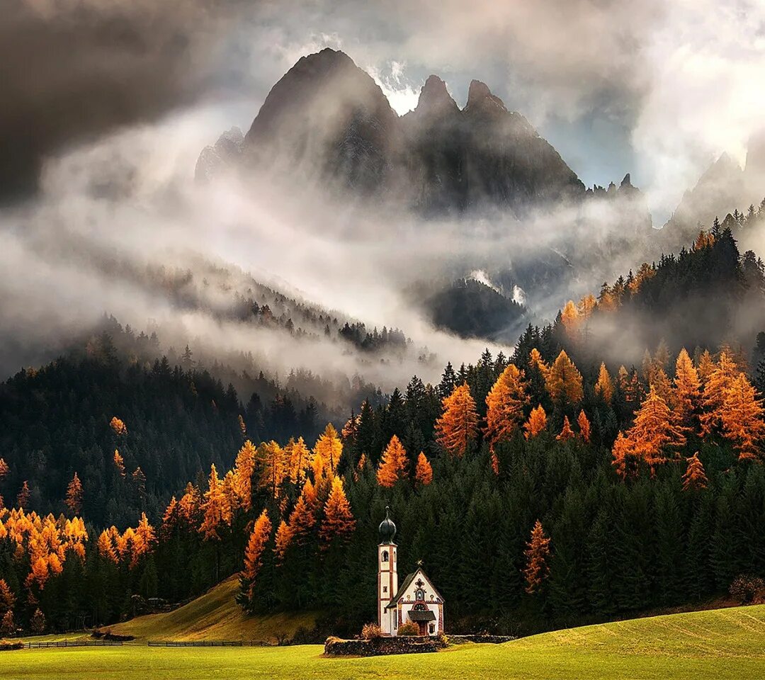 Невероятные горы. Доломитовые Альпы осень Италия. Величественные горы. Необычные пейзажи. Величественный пейзаж.