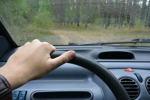 По машине дорогу рукой